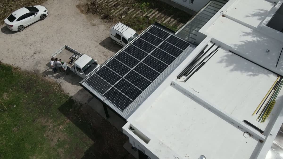 Vista aérea de la vivienda y de la pérgola solar en Campos de Roca.