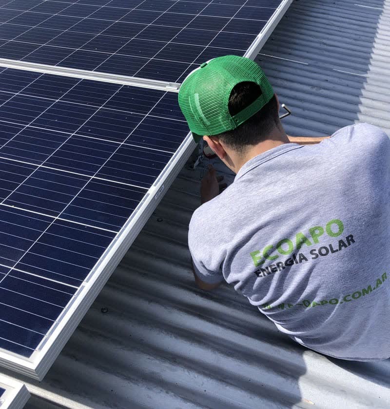 Equipo de EcoApo durante una instalación solar.