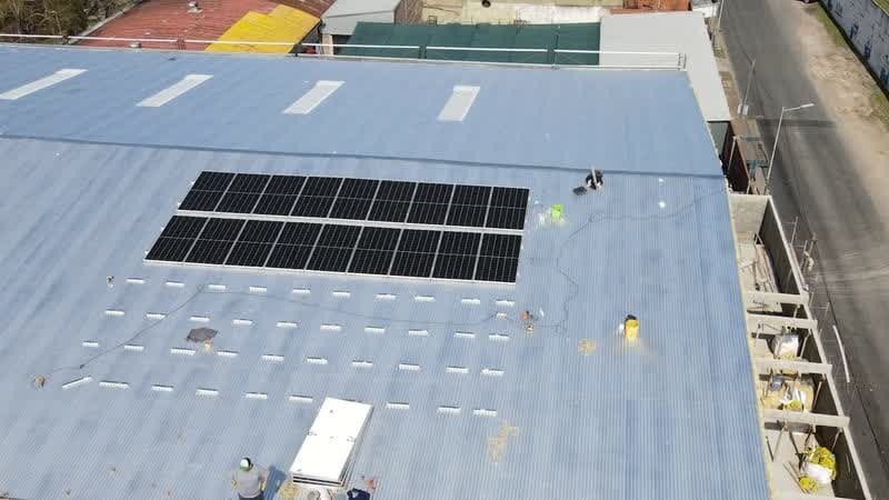 Vista aérea del techo del Galpón Logan con la instalación solar terminada.