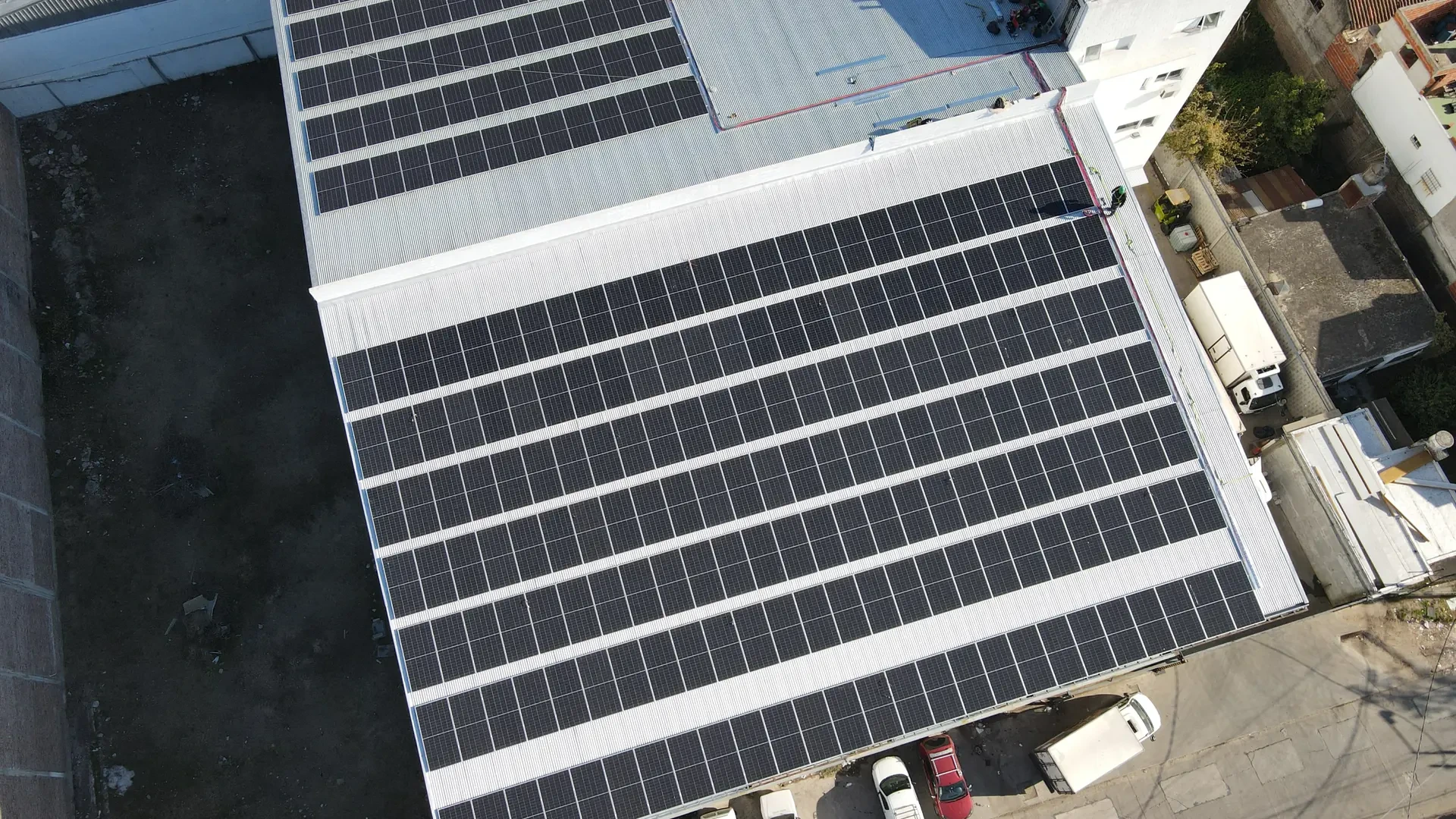 Vista aérea de una instalación de energía solar realizada por EcoApo.