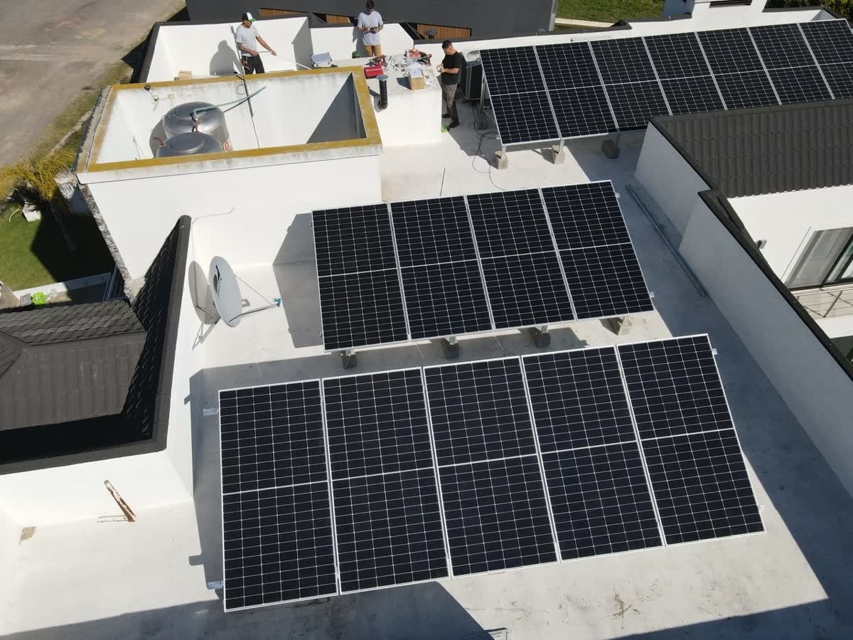 Paneles solares instalados sobre el techo de Santo Domingo.