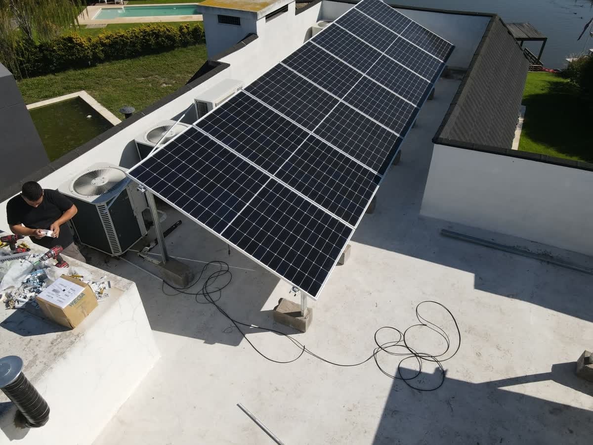 Otra vista de los paneles solares y su montaje en Santo Domingo.